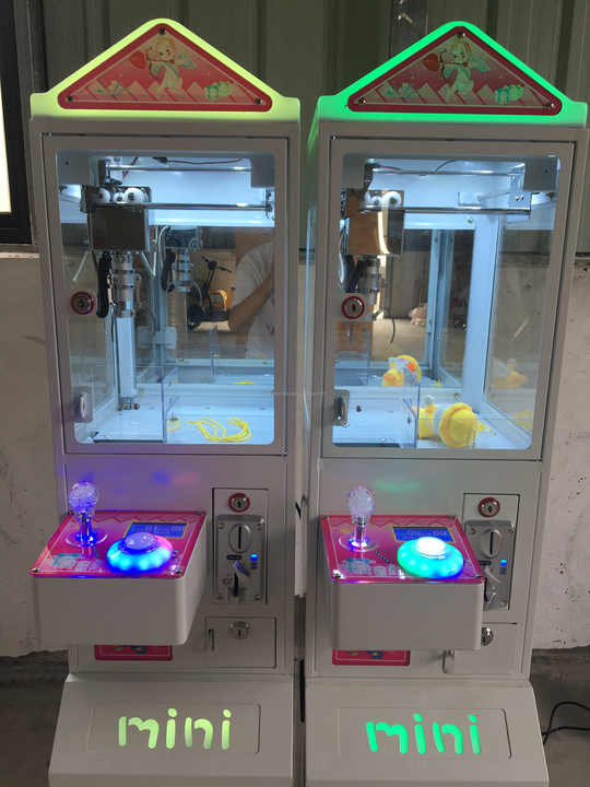 آلة مخلب صغيرة جداً تعمل بالعم - مراجعة Arcade Toy Claw Vending Machine وسعره